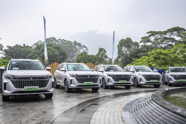 首款10万内中型插混SUV,蓝电E5真成了油车“杀手”