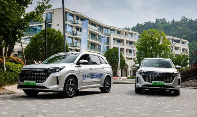 中型SUV、是插混、还不到10万元,蓝电E5让吉利博越L怎么“活”?