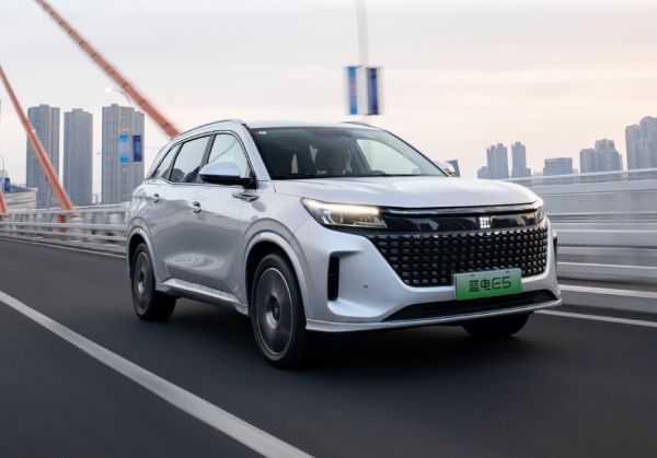 这几个理由足够让你放弃长安CS75 PLUS;就选9.98万的黑马蓝电E5?