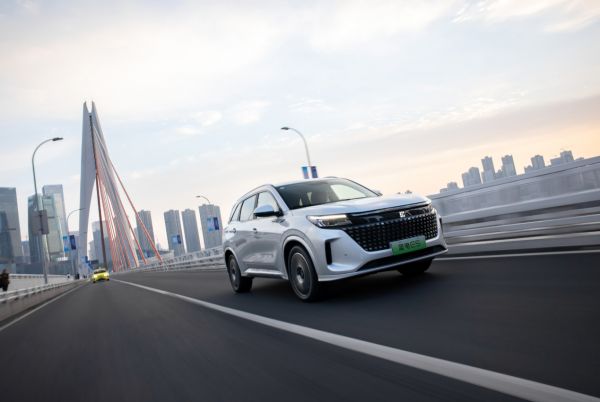 中型SUV“对抗”紧凑型SUV;最近爆火的蓝电E5让宋PLUS DM-i黯然失色