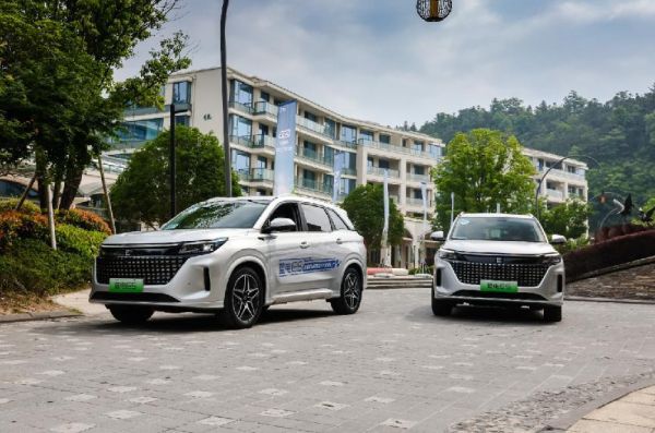 同样是插混SUV,蓝电E5定位中型才9.98万起;欧尚Z6 iDD拿什么比?