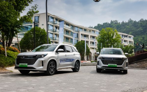 不到10万就能入的中型插混SUV,还有7座可选,蓝电E5现在太火了!