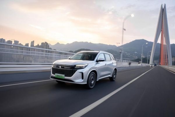 9.98万的中型插混SUV黑马来了;蓝电E5多方位击穿长安CS75 PLUS